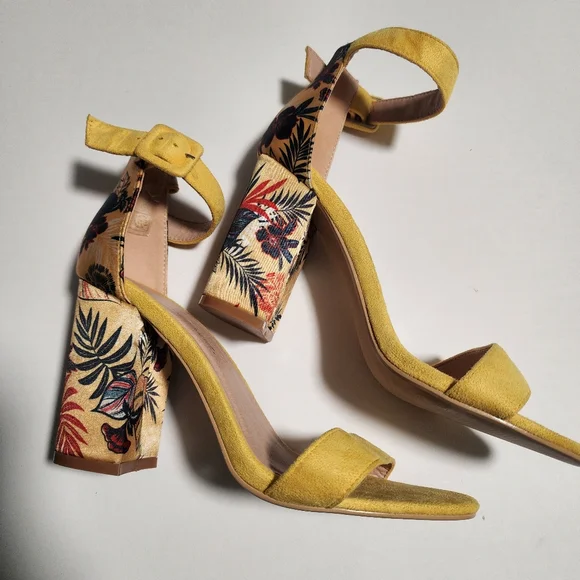 Cache Cache Yellow Block Heel, Open Toe, Ankle Strap, Suede Sandals Size 8.5 - Picture 1 of 16